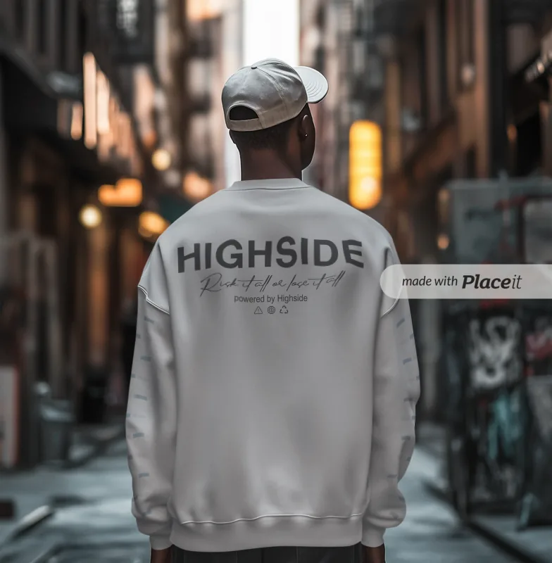 Weisser Highside-Sweater von hinten in einer Gasse