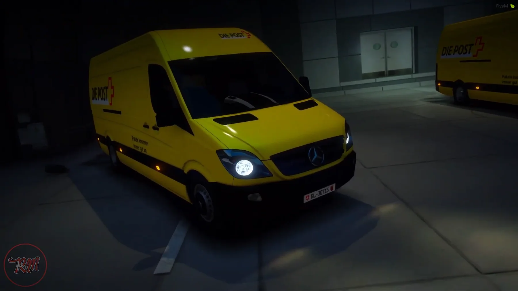 Gelber Sprinter der Schweizer Post von vorne, bei Nacht